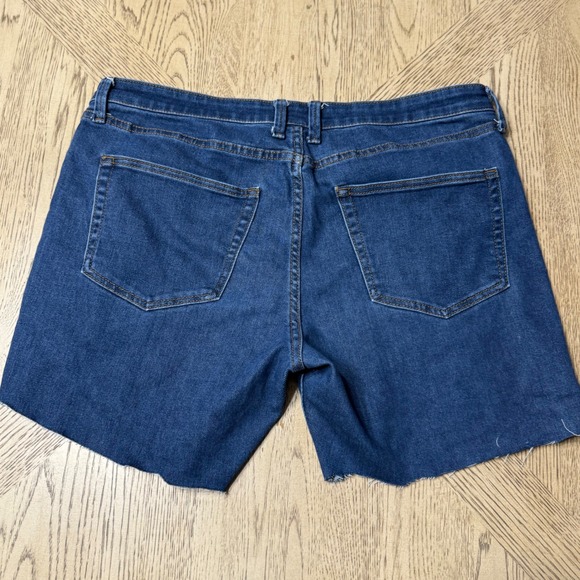 Crown & Ivy Womens  Size 36 Motion Flex Classic Fit Denim Cutoff Jean Shorts - Picture 2 of 8